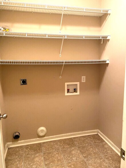 Building Photo - 422 Holland Lakes Dr N