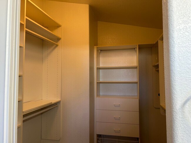 Building Photo - 4 Bedroom Pool Home