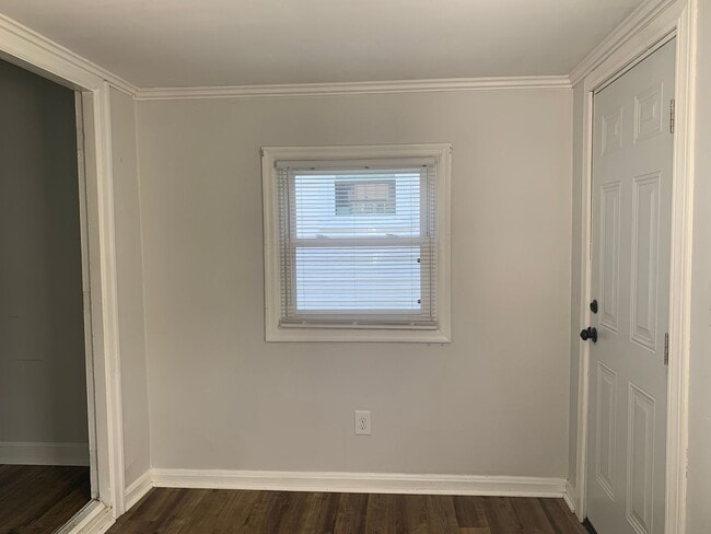 Building Photo - 2 Bedroom House off Memorial Avenue