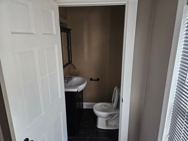 Building Photo - 42 Clinton St