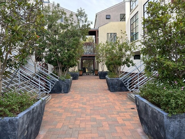 Building Photo - 116 S 1st St