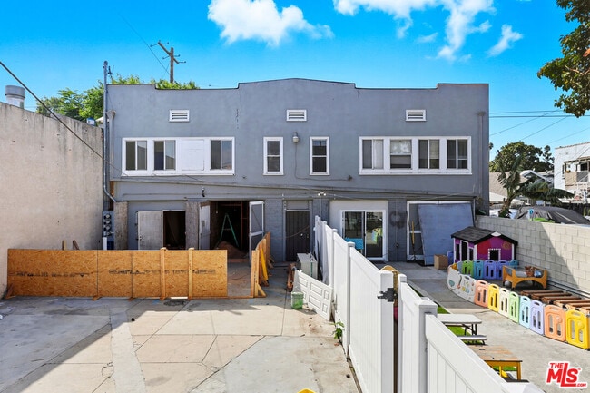 Building Photo - 522 W Vernon Ave