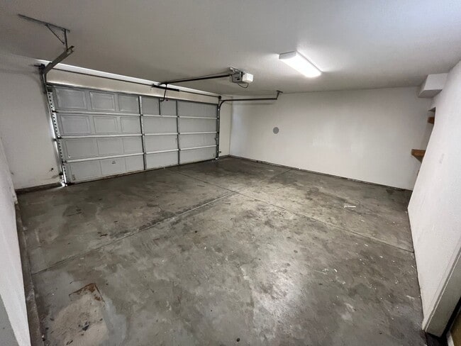 Building Photo - 2319