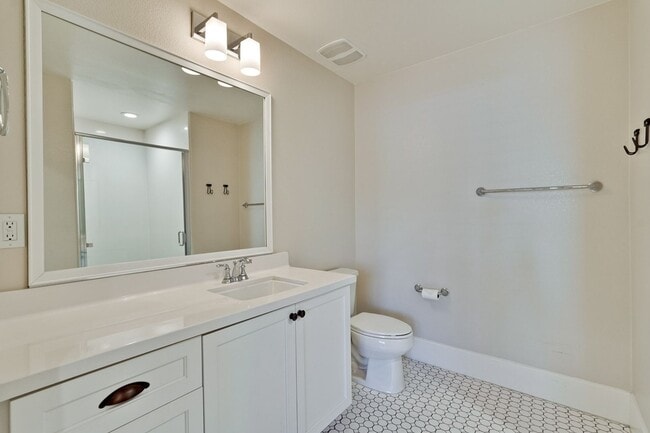 Building Photo - Modern Living in the Heart of Downtown Cam...