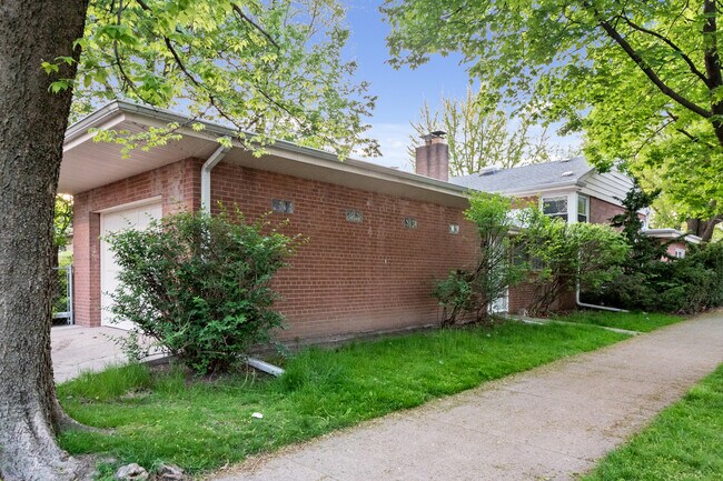 Building Photo - 3001 W Chase Ave