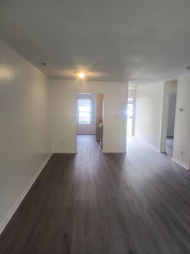 Building Photo - 2 Bedroom 2 Bathroom Duplex