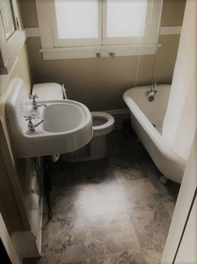 Building Photo - 3-Bed, 1-Bath Como House