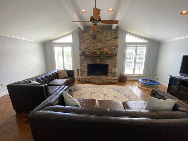 Building Photo - A little slice of paradise within minutes to downtown Greenviille