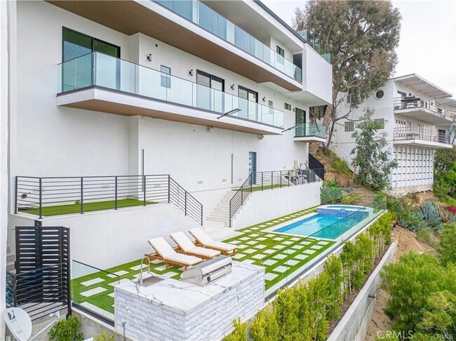 Building Photo - 8566 Hollywood Blvd