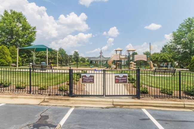Building Photo - Lovely & Spacious 3 Bedroom, 2.5 Bathroom ...