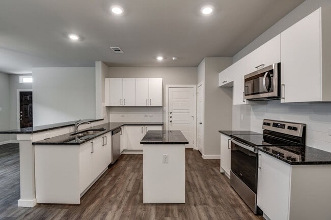 Building Photo - OFFERING $250.00 PER MONTH RENT CONCESSION OFF YOUR 1ST 4 MONTHS RENT!