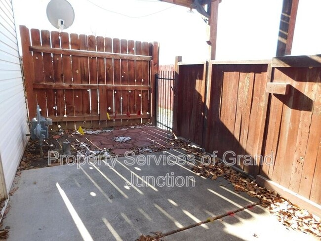 Building Photo - 393 Sunnyside Cir