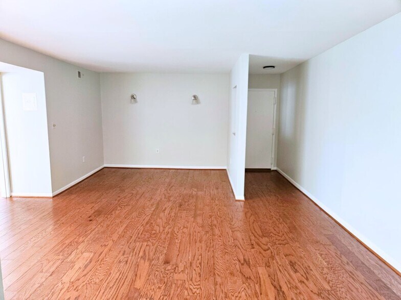 Building Photo - 9653 White Acre Rd