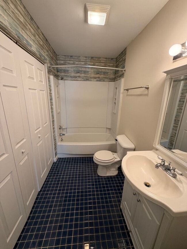 Building Photo - Carrboro / Brighton Sq. Apt. AVAILABLE