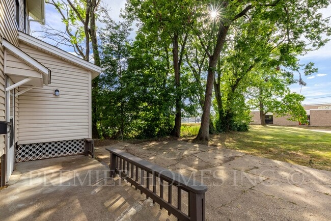 Building Photo - 3 Bed Home with Private Parking & Yard – $1,495/mo