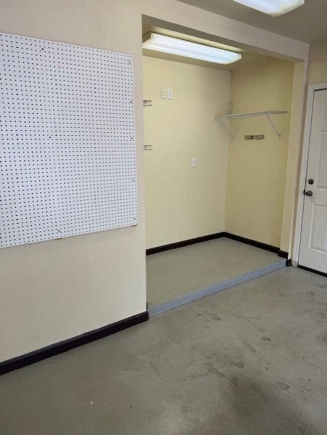 Building Photo - 2 Bedroom Home Contact Property Pros