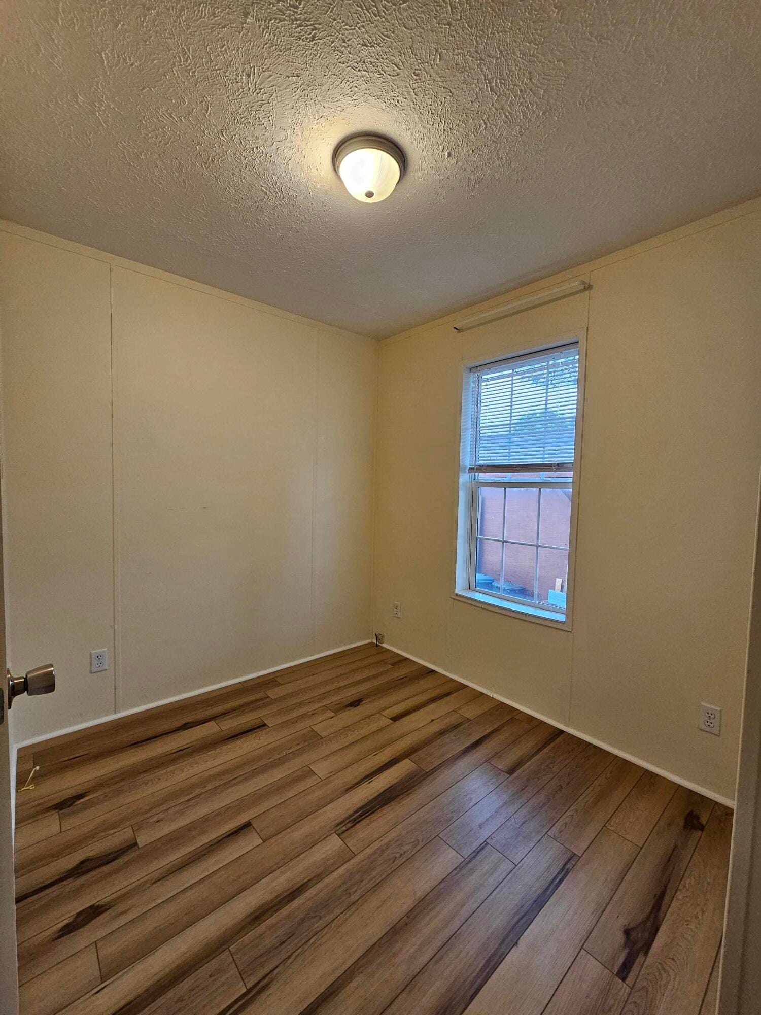 Building Photo - 637 Scarlet Dr