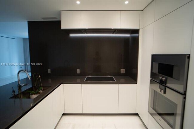 Building Photo - 300 Biscayne Blvd Way