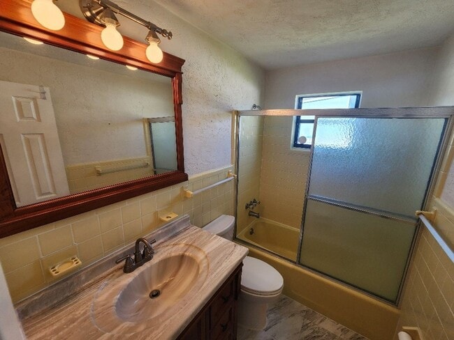 Building Photo - Beachside 3/2/1 Spacious Home