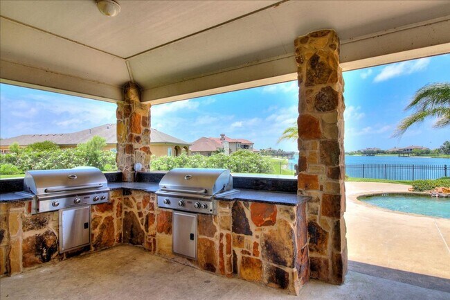 Building Photo - 6241 Lago Vista Dr