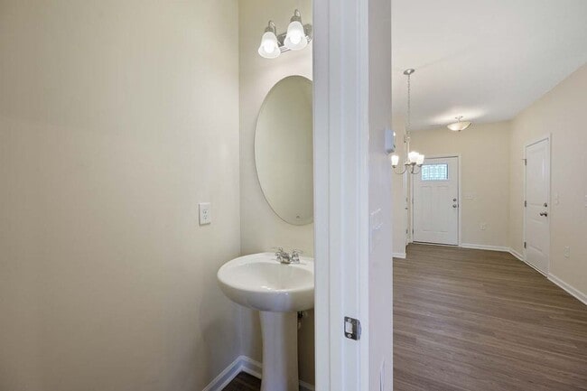 Building Photo - Roomy Townhome in RTP