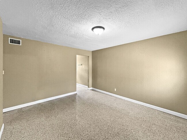 Building Photo - 2613 E Clark St