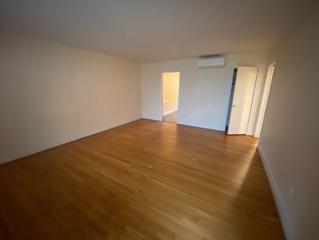 Building Photo - Two-Bedroom Apartment Directly Across from Forest Hill Park. Great Location!