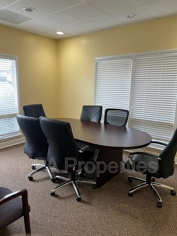 Building Photo - 3717 University Dr