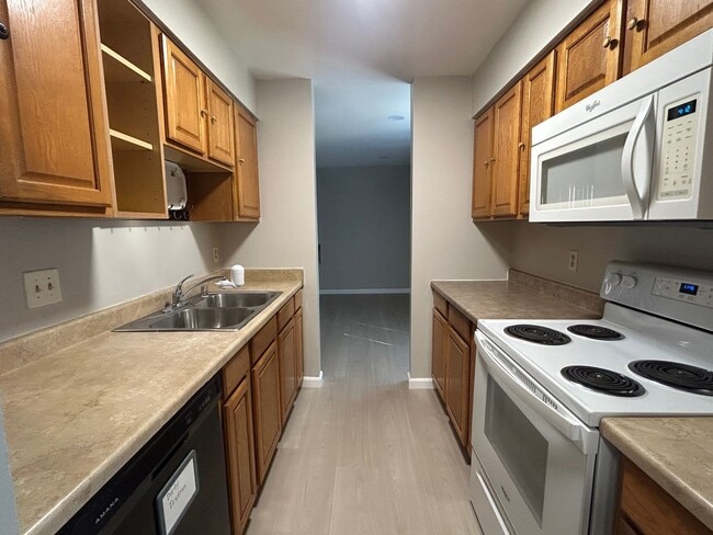 Building Photo - Nice 3br/1.5ba Town Home. Great school. Wa...