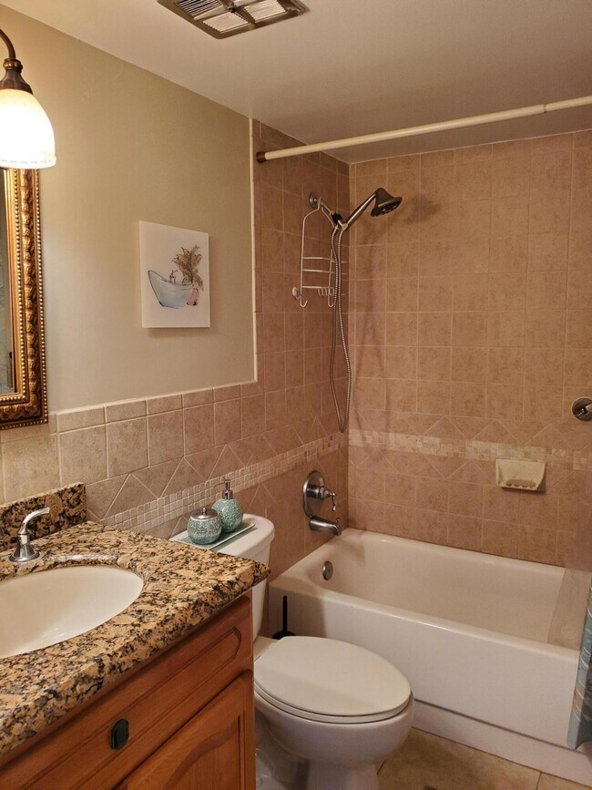 Building Photo - 912 Pine Dr