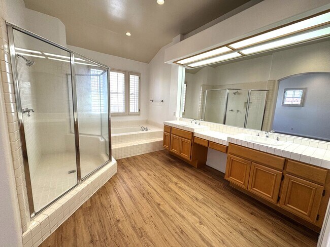 Building Photo - Beautiful 3Bd/2.5Ba Spacious Home in Tustin!