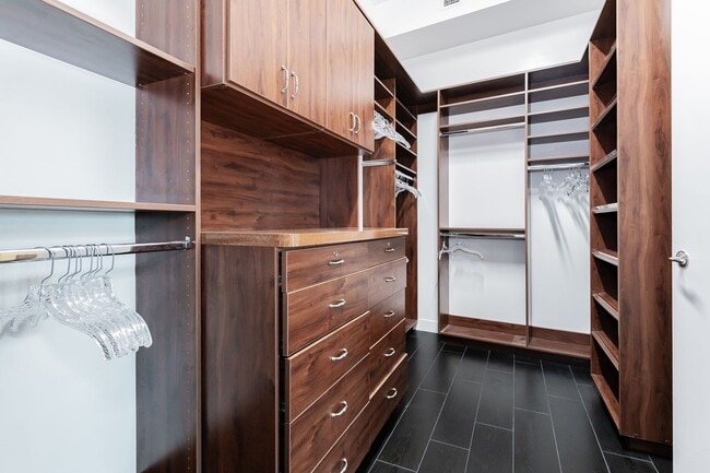 Building Photo - Fully Furnished High Rise with Wynn Golf Course Views!