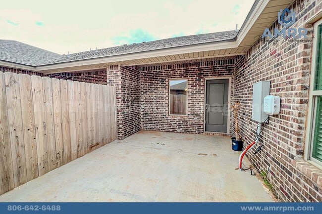 Building Photo - Rare 2 Bedroom Townhome in Wolfforth!