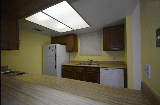 Building Photo - 850 S River Dr