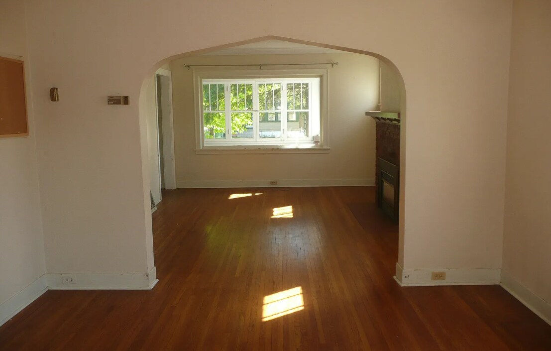 Building Photo - 1307 N 20th Ave E