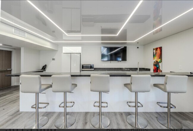 Building Photo - 340 Sunset Dr