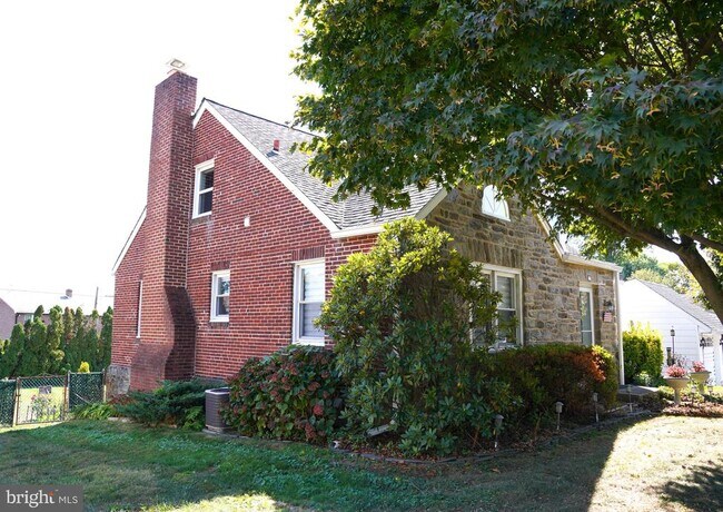 Building Photo - 17 Davis Ave