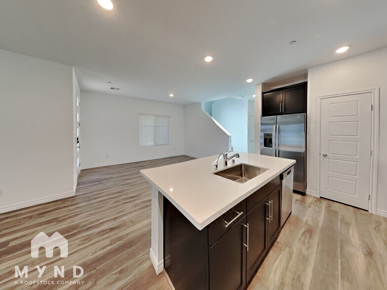 Building Photo - 600 Carriage Hill Dr