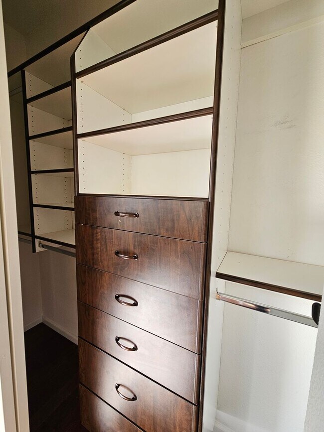 Building Photo - Stunning Highlands Ranch Townhome