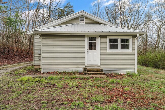 Building Photo - Harriman 37748 - Charming 2-bedroom, 1.5-bathroom Home nestled on 3.8 acres of woods - Contact Ch...