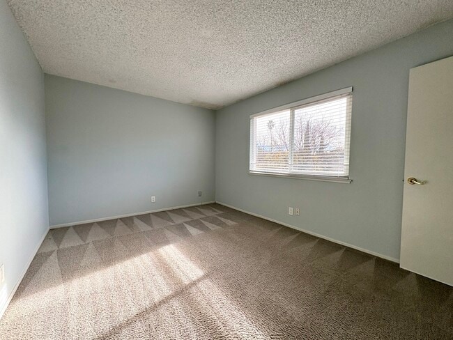 Building Photo - Beautiful updated 2 Bedroom 1 Bathroom Located in Sacramento