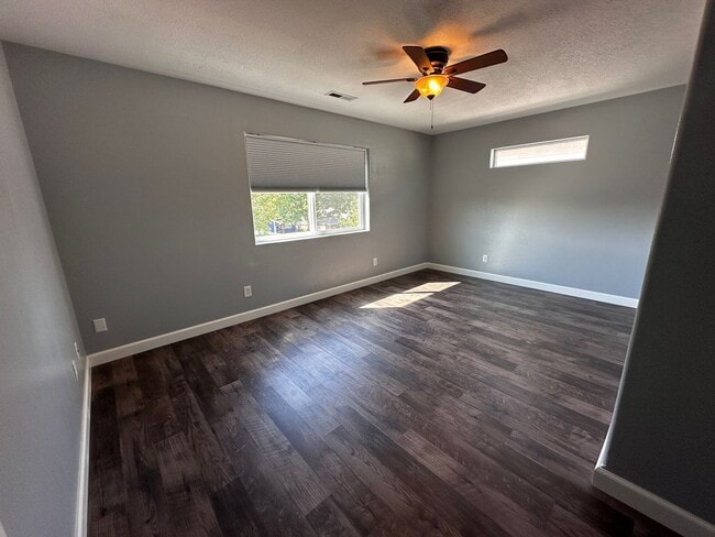 Building Photo - Beautiful 4 Bedroom 2.5 Bath Single Family...