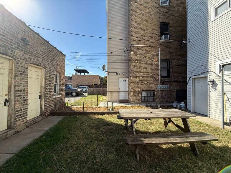 Shared backyard - 1311 W Cornelia Ave