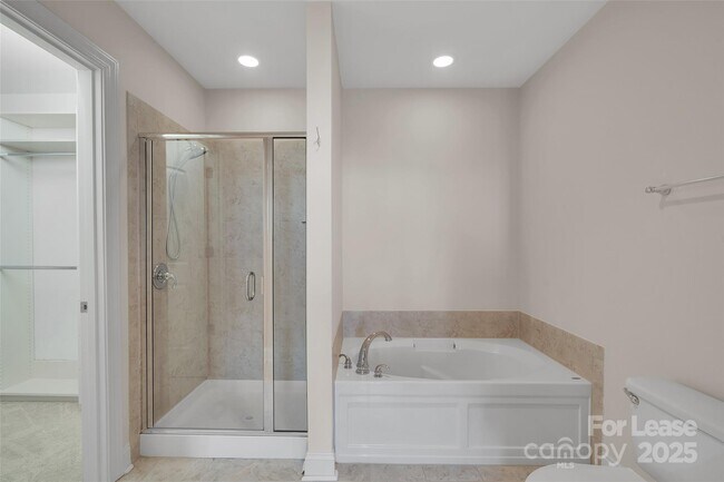 Building Photo - 701 Royal Ct