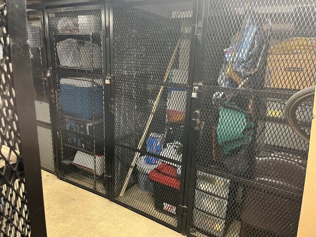 Building Photo - Warm Vintage Jumbo 2BR 2Bth w fireplace an...