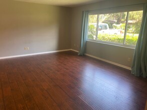 Building Photo - Lovely Single Family Home One Mile from Th...
