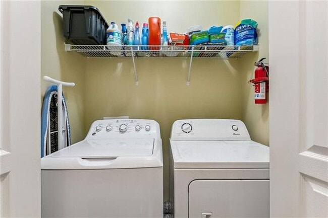 Building Photo - 3 Bedroom Townhouse in Gated Community off...