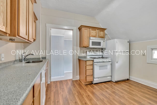 Building Photo - 1040 E 200 S