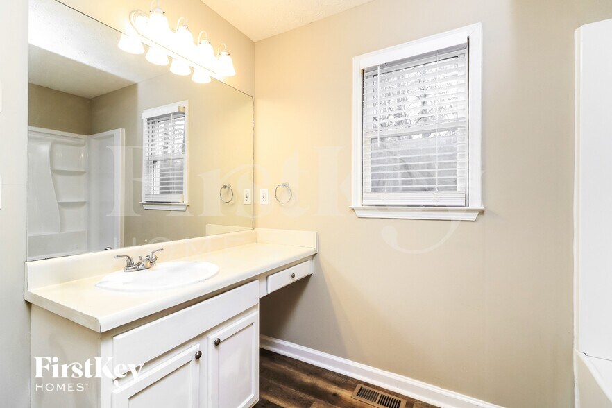 Building Photo - 325 Arapaho Dr SE