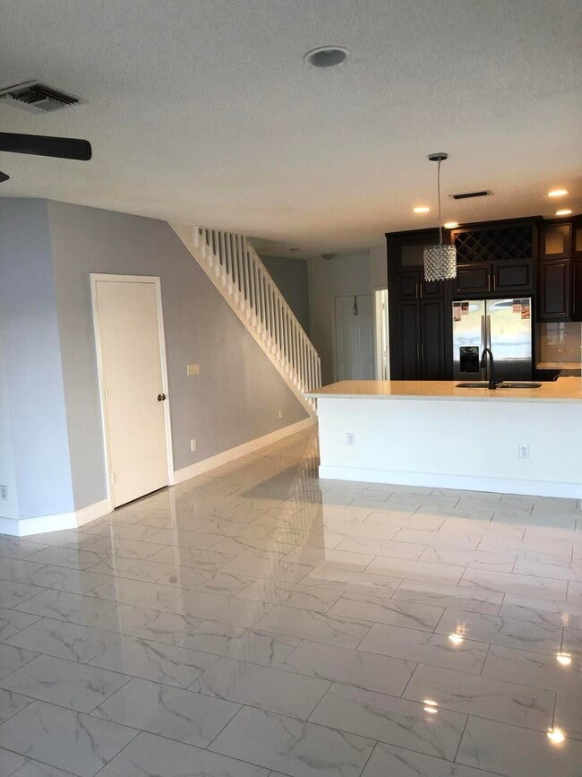 Building Photo - 401 SW 120th Ave